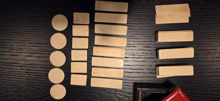 Antieke Been/Ivoor Roulette Fishes in Lakdoosje, Kinderen en Baby's, Speelgoed | Bouwstenen, Gebruikt, Overige merken, Ophalen of Verzenden