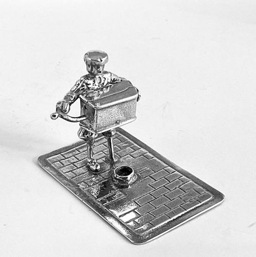 Zilveren miniatuur - muzikant met buikorgel en centenbakje ⭐, Antiek en Kunst, Antiek | Goud en Zilver, Zilver, Verzenden