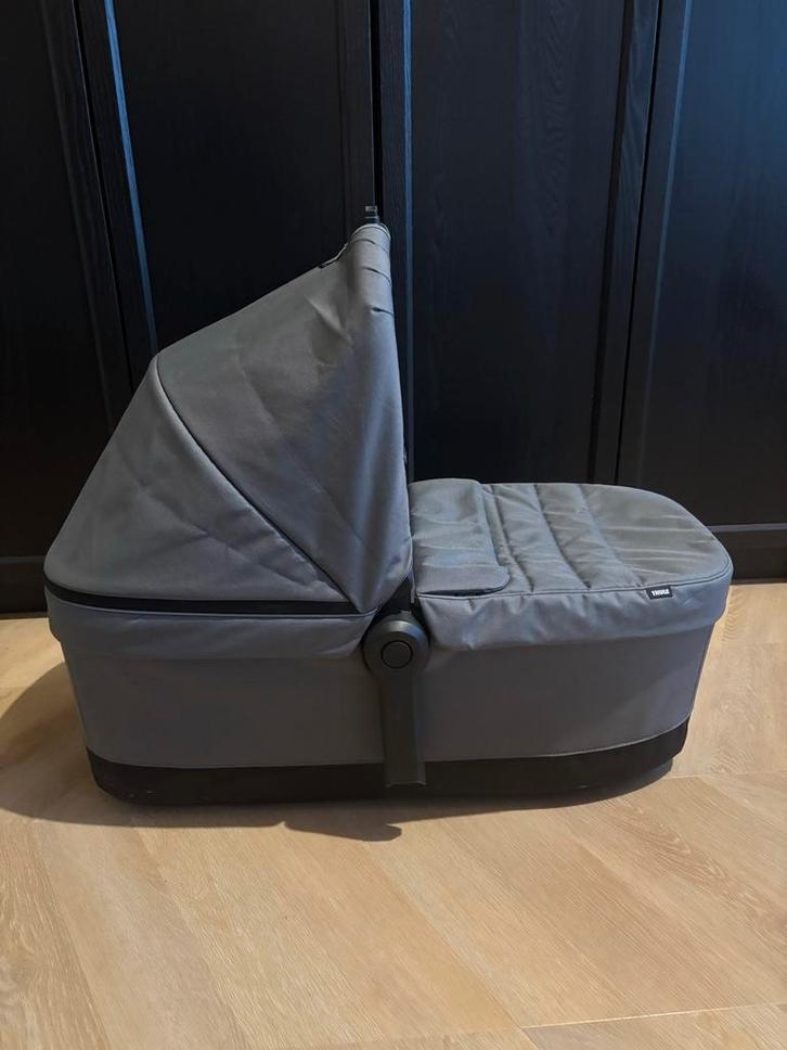 Grijze Thule Reiswieg - Perfect voor onderweg!, Kinderen en Baby's, Kinderwagens en Combinaties, Zo goed als nieuw, Kinderwagen