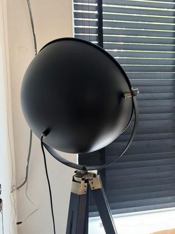 Zwart/goud vloerlamp van Leenbakker beschikbaar voor biedingen
