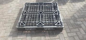 Kunststof pallet 110x110 beschikbaar voor biedingen