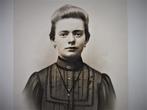 Antiek zwart wit portret foto jonge vrouw eind 1800, Ophalen of Verzenden