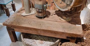 Unieke karakteristieke houten salontafel met geschiedenis beschikbaar voor biedingen