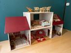Groot houten poppenhuis met meubels, Ophalen of Verzenden, Gebruikt, Poppenhuis