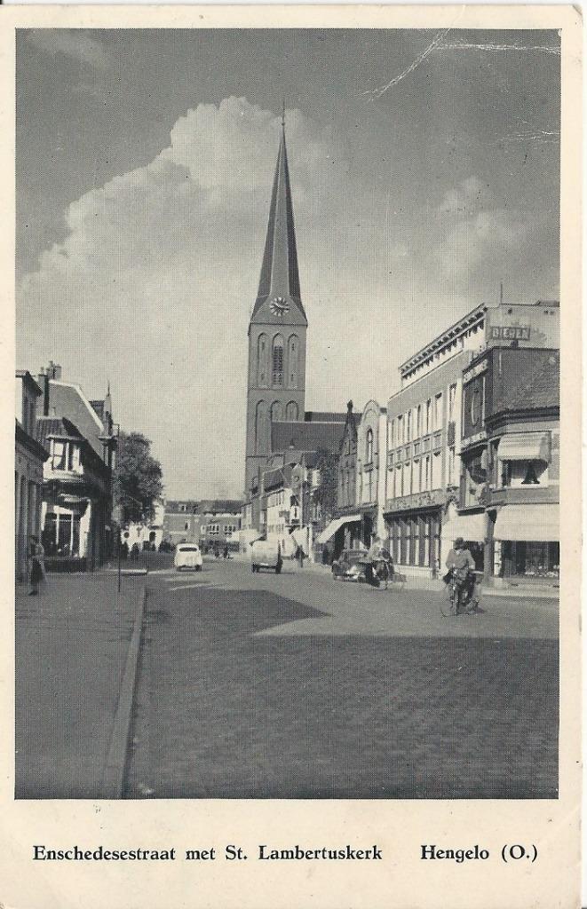 AK Hengelo Enschedesestraat Lambertuskerk auto's, Verzamelen, Ansichtkaarten | Nederland, Gelopen, Overijssel, 1940 tot 1960, Ophalen of Verzenden
