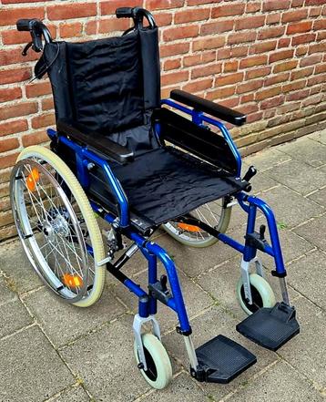 Nette rolstoel inklapbaar met remmen voor de begeleider  beschikbaar voor biedingen