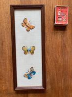 3 geborduurde vlindertjes vlinders in smal rank hoog lijstje, Minder dan 50 cm, Oorspronkelijke maker, Overige typen, Ophalen of Verzenden