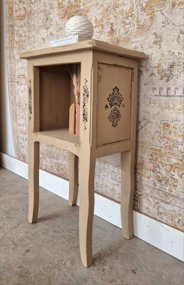 Bijzettafel in French stijl/ kastje in taupe  beschikbaar voor biedingen