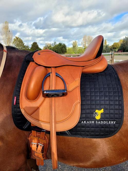 Kingsley dressuur zadel D7 Cognac met zwart, Dieren en Toebehoren, Paarden en Pony's | Zadels, Zo goed als nieuw, Dressuur, Ophalen