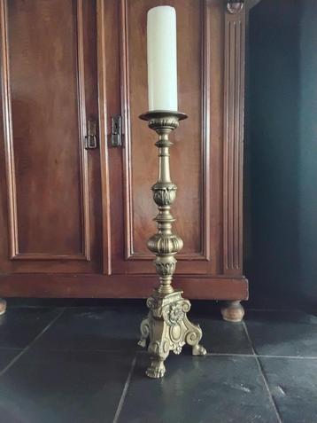 Bronzen kerkkandelaar 62 cm hoog beschikbaar voor biedingen