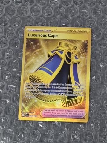 Gold Luxurious Cape 265/182 Paradox Rift Scarlet & Violet beschikbaar voor biedingen