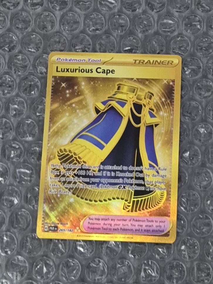 Gold Luxurious Cape 265/182 Paradox Rift Scarlet & Violet, Hobby en Vrije tijd, Verzamelkaartspellen | Pokémon, Zo goed als nieuw