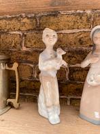 Vintage porseleinen beeldje – jongen met geit, Verzamelen, Beelden en Beeldjes, Ophalen of Verzenden, Zo goed als nieuw, Mens