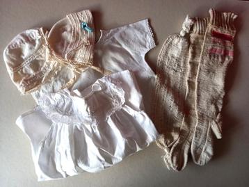 Antieke kinderkleding poppenkleding beschikbaar voor biedingen