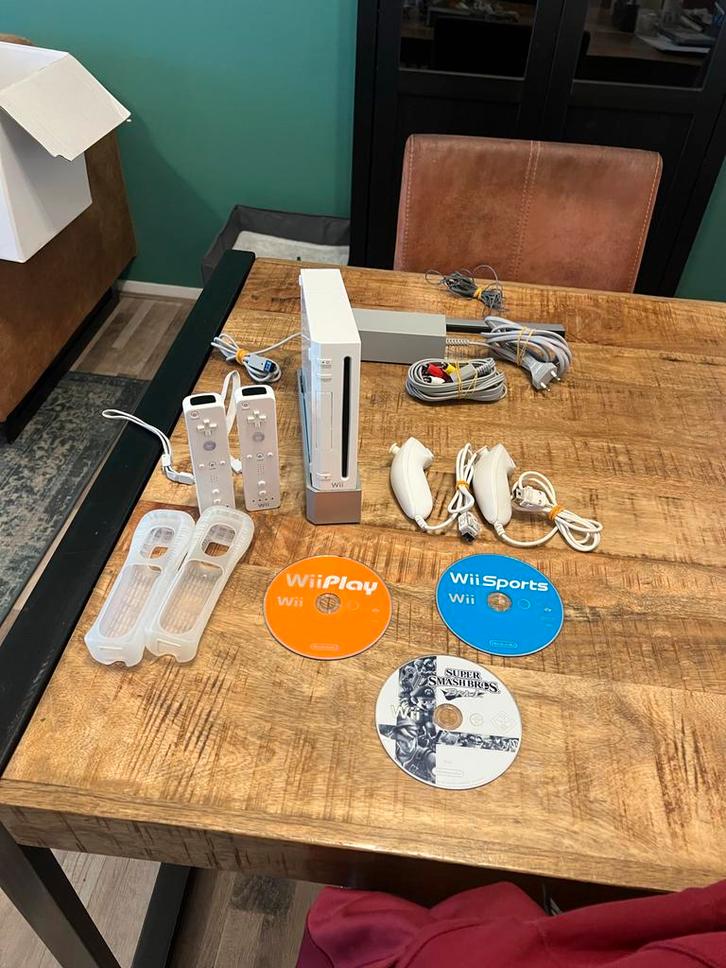 Nintendo Wii met 2 Controllers en Spellen, Spelcomputers en Games, Spelcomputers | Nintendo Wii, Ophalen of Verzenden