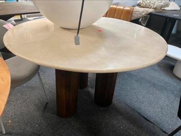 Tafel rond 130cm beige marmer mangohout poten beschikbaar voor biedingen