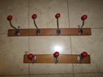 2 Vintage 50s beukenhouten kapstokken met rode bolletjes, Ophalen