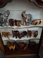 Houten dierenbeeldjes in vitrinekast, Antiek en Kunst, Kunst | Beelden en Houtsnijwerken, Ophalen of Verzenden