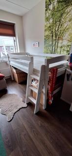 Bed, halfhoog, van hout, mooi en degelijk!, Kinderen en Baby's, Kinderkamer | Stapelbedden en Hoogslapers, Zo goed als nieuw, Ophalen