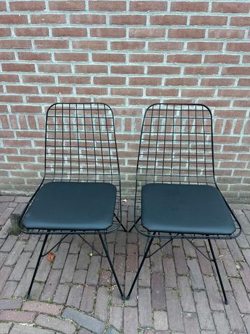Eettafel draadstoelen in zeer goede staat beschikbaar voor biedingen