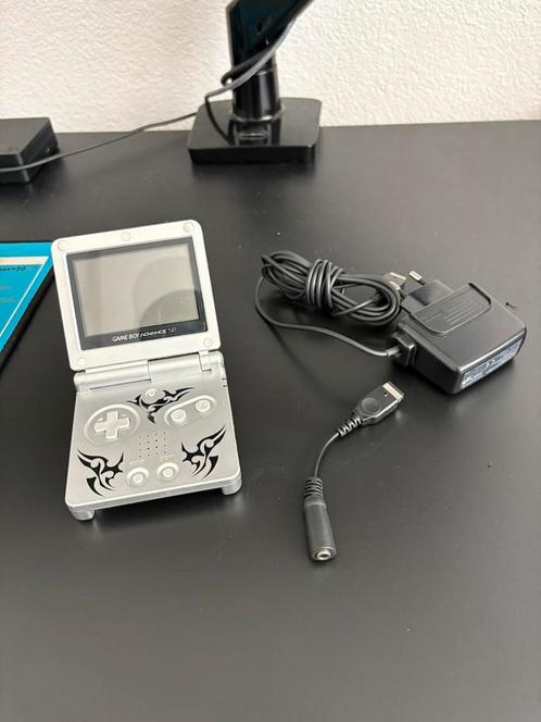 GBA + 27 spelen, Spelcomputers en Games, Spelcomputers | Nintendo Game Boy, Gebruikt, Game Boy Advance SP, Met games, Met beschermhoes of tas