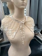 Antieke Kanten Kraag, gbroken wit, striksluiting, Antiek en Kunst, Antiek | Kleding en Accessoires, Ophalen of Verzenden, Dames