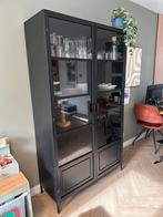 WOOOD vitrinekast zwart met glas, Huis en Inrichting, Kasten | Vitrinekasten, Ophalen, 100 tot 150 cm, Glas, 25 tot 50 cm
