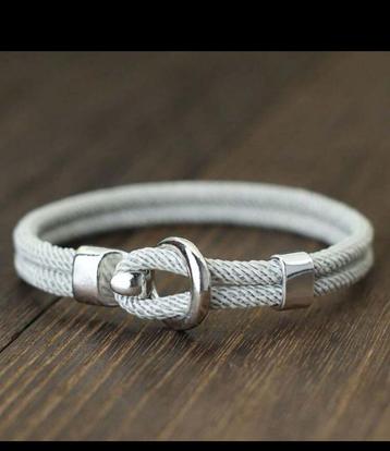 Grijze touw armband met zilveren sluiting beschikbaar voor biedingen