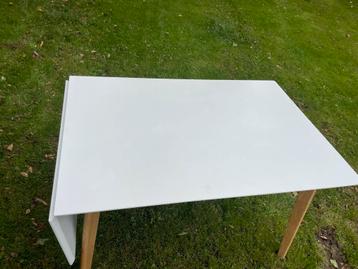 Witte eetkamertafel met houten poten  130/155x80 cm 74 hoog beschikbaar voor biedingen