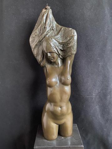 Bronzen grote (62 cm) naakte dame Patoue 62 cm zuiver brons