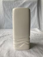 Witte vaas met golvend decor - Flora Keramiek, Antiek en Kunst, Antiek | Keramiek en Aardewerk, Ophalen of Verzenden