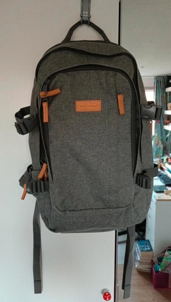 Eastpak Volker rugtas grijs, Sieraden, Tassen en Uiterlijk, Tassen | Rugtassen, Zo goed als nieuw, Eastpak, 25 tot 40 cm, 45 tot 60 cm