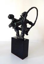 Bronzen beeld van twee kinderen met hoepel 0639-b, Antiek en Kunst, Ophalen of Verzenden, Brons