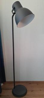 Mooie Staande Lamp - Grijs Metaal, Huis en Inrichting, Lampen | Vloerlampen, Ophalen, Zo goed als nieuw, Metaal, Modern