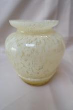 Gespikkelde vaas met een hele mooie licht geel/groenig kleur, Geel, Ophalen of Verzenden, Minder dan 50 cm, Glas