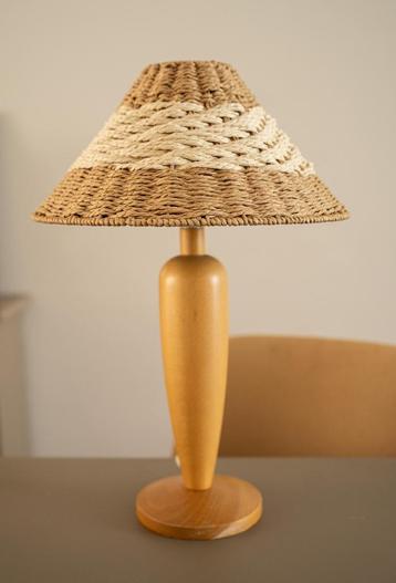 Vintage houten lamp met rotan kap beschikbaar voor biedingen