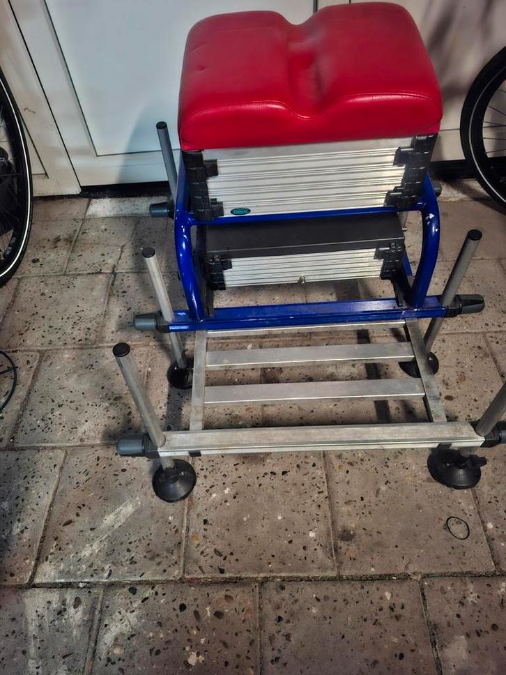 Nette rive zitkoffer d25 met uitschuif plateau, Watersport en Boten, Hengelsport | Witvissen, Gebruikt, Overige typen, Ophalen