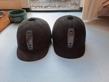 Twee paardrijcaps beschikbaar voor biedingen