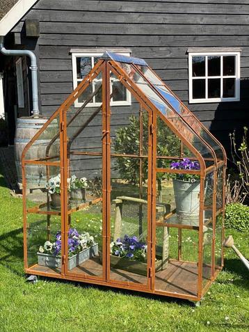 tuinkas, greenhouse, kweekkas,  vintage kas met rond glas