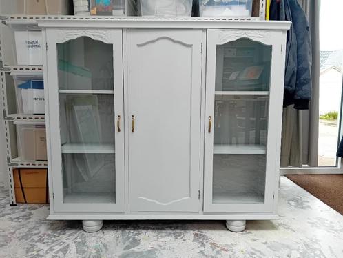 Kast met glas deuren 115 x 130,5 x 32 cm houtsnijwerk grijs, Huis en Inrichting, Kasten | Vitrinekasten, Gebruikt, 100 tot 150 cm