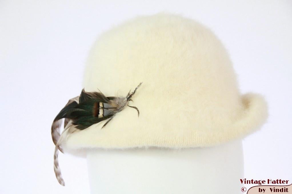 Vintage dameshoed Angora Soft gebroken wit met veren 55 = S, 55 cm (S, 6⅞ inch) of minder, Hoed, Ophalen of Verzenden, Angora Soft