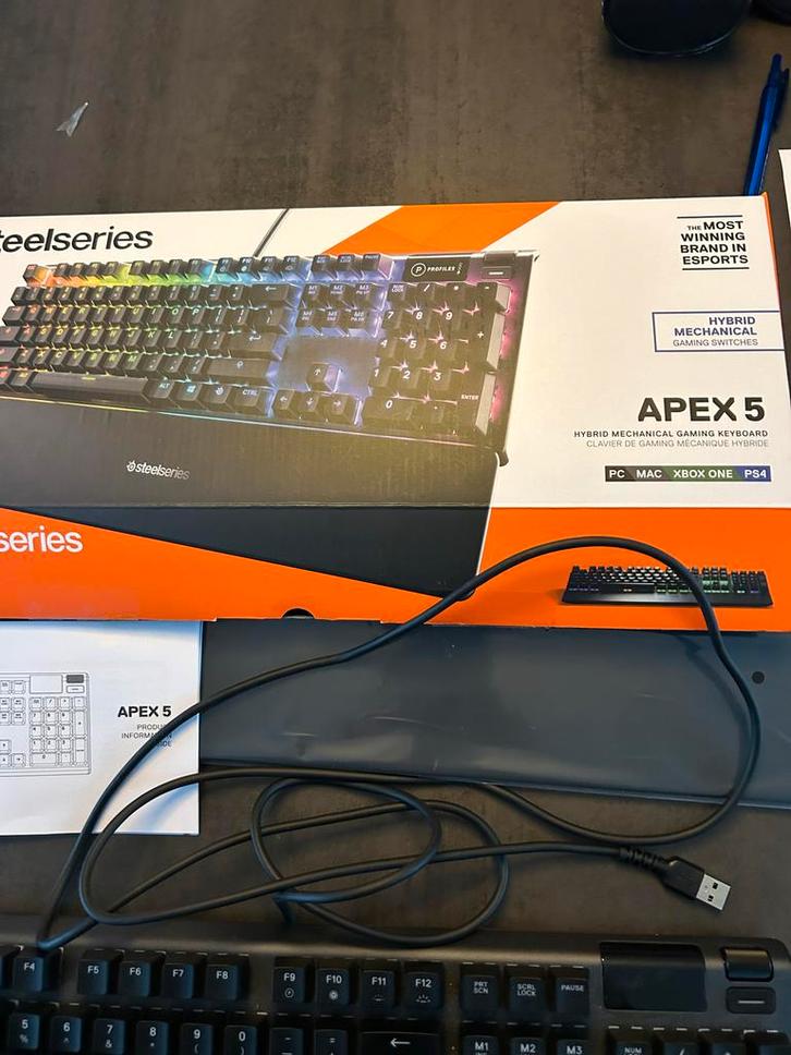 SteelSeries Apex 5 Gaming Toetsenbord - Zo goed als nieuw!, Computers en Software, Toetsenborden, Zo goed als nieuw, Qwerty, Bedraad