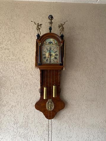 Friese staartklok - werkend - maanstand  beschikbaar voor biedingen