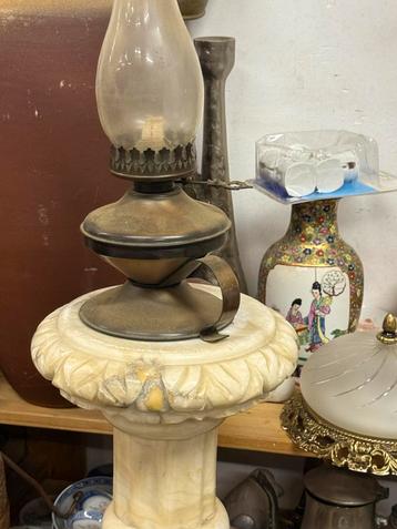 Oude olielamp op marmeren voet beschikbaar voor biedingen