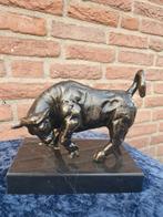 Bronskleurige Stier op Marmeren, Antiek en Kunst, Ophalen of Verzenden