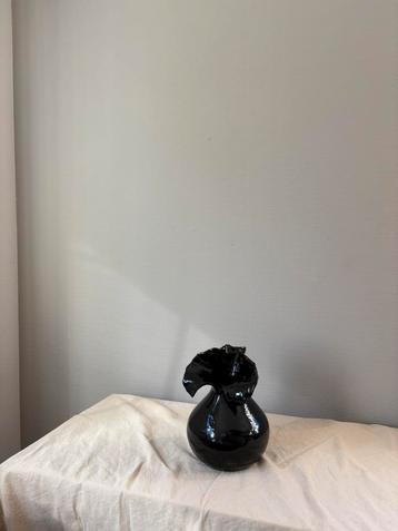 Vintage handgemaakt zwart glossy ceramic ‘gevouwen’ vaas beschikbaar voor biedingen