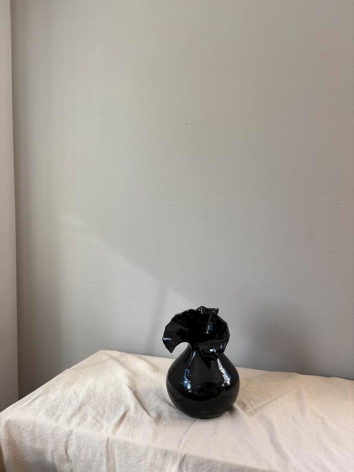 Vintage handgemaakt zwart glossy ceramic ‘gevouwen’ vaas, Huis en Inrichting, Woonaccessoires | Vazen, Zo goed als nieuw, Zwart
