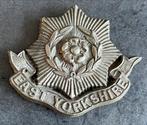 Britse plastic East Yorkshire cap badge, Verzamelen, Militaria | Tweede Wereldoorlog, Ophalen of Verzenden