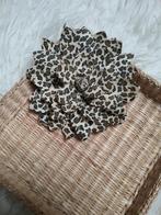 Stoffen corsage in panterprint, diameter 10 à 12 cm., Ophalen of Verzenden, Zo goed als nieuw