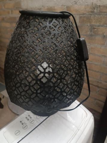Mooie zwarte metalen lamp beschikbaar voor biedingen